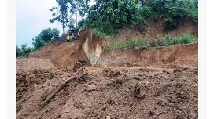 কক্সবাজারে পাহাড় ধসে শ্রমিকের মৃত্যু