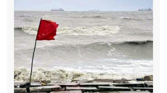 ঝড়ের আশঙ্কায় সমুদ্রবন্দরে ৩ নম্বর সতর্ক সংকেত