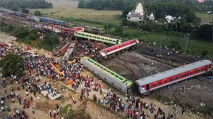 সিগন্যালে ত্রুটির কারণে ভারতে ট্রেন দুর্ঘটনা