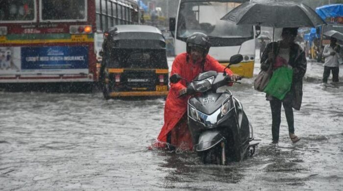 ভারী বৃষ্টিতে বিপর্যস্ত মুম্বাই, স্কুল বন্ধ দু’রাজ্যে