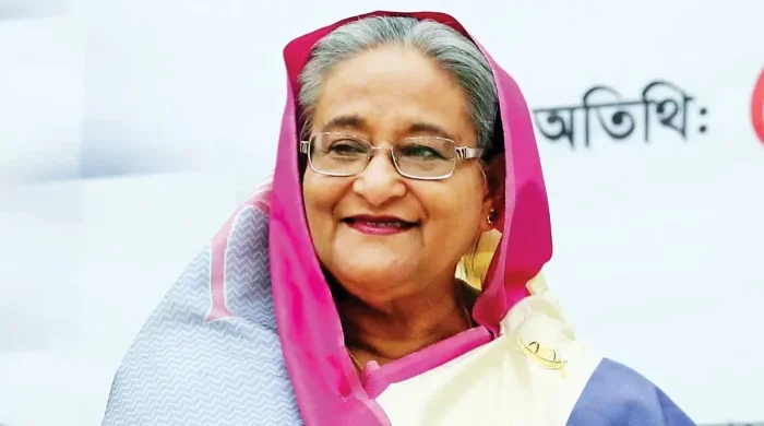 প্রধানমন্ত্রীর পা ছুঁয়ে সালাম এমপিদের, সেলফি তোলার হিড়িক