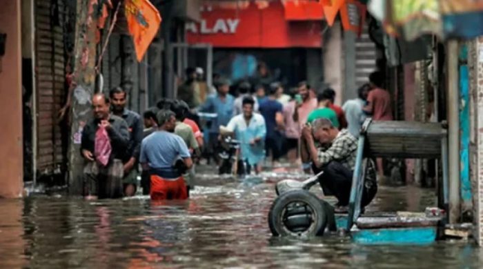 ৮৮ বছরের রেকর্ডভাঙা বৃষ্টিতে পানিবন্দি দিল্লিবাসী