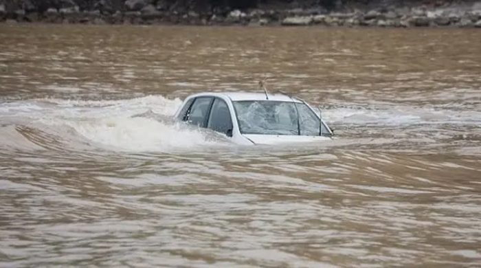 গুগল ম্যাপ ধরে গাড়ি চালিয়ে নেমে গেলেন নদীতে