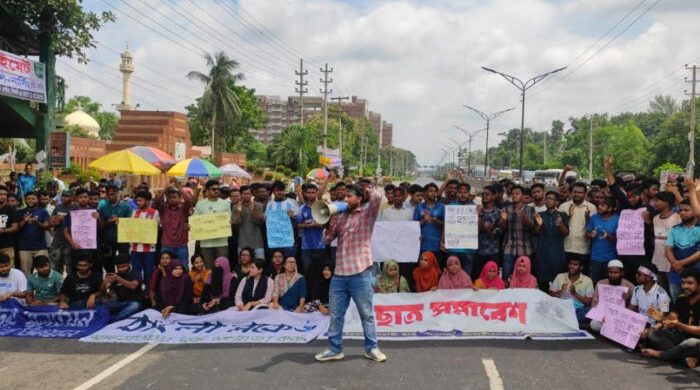 জাবি শিক্ষার্থীদের ঢাকা-আরিচা মহাসড়ক অবরোধ, উভয় লেনে দীর্ঘ যানজট