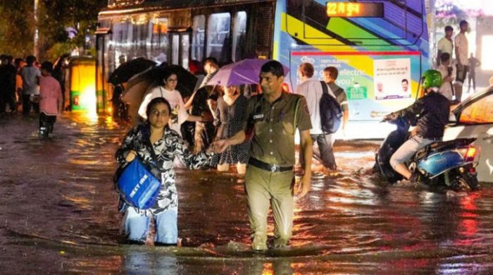 বৃষ্টিতে বিপর্যস্ত দিল্লিতে রেড অ্যালার্ট জারি